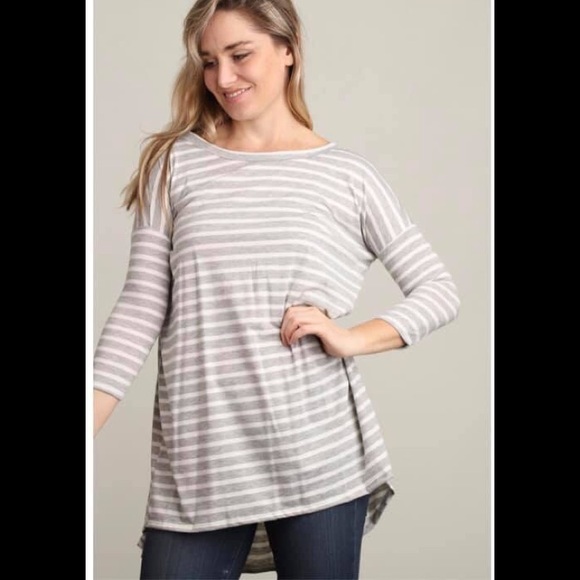 Tops - 💕SALE💕Gray and White Criss-Cross Top